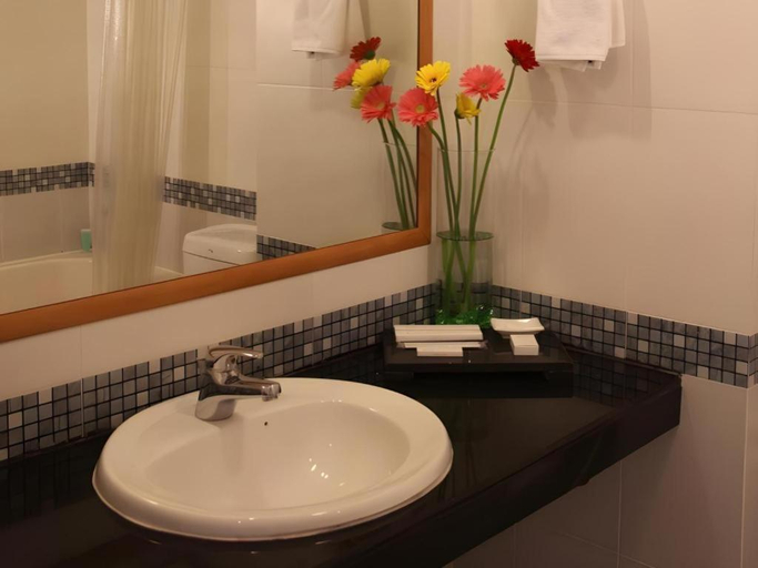 Bathroom 4, Golden Ant Hotel, Ho Chi Minh City