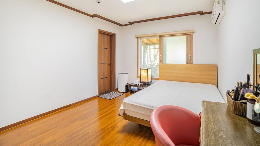 Bedroom 2, Jeju Supgol Dokchae Pension, Jeju