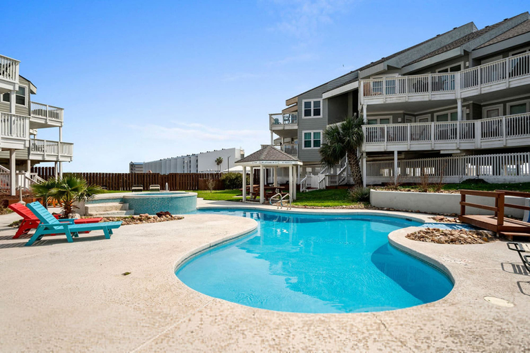 Room 4, Seabatical- Hot Tub Community Pool Pet Friendly, Nueces