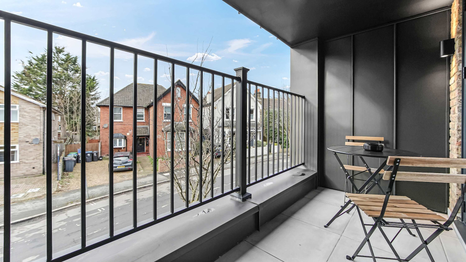 Room 5, Modern 1 Bedroom Stay Balcony East Croydon, London