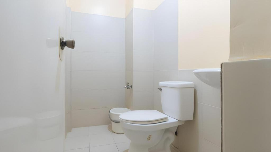 Bathroom 5, Mervin's Terraces by RedDoorz, Manila City