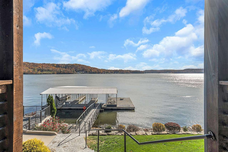 Room 3, Lakefront Oasis Private Dock Pool Sleeps 20, Camden