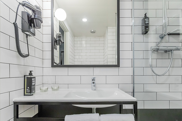 Bathroom 4, ibis Braganca, Bragança