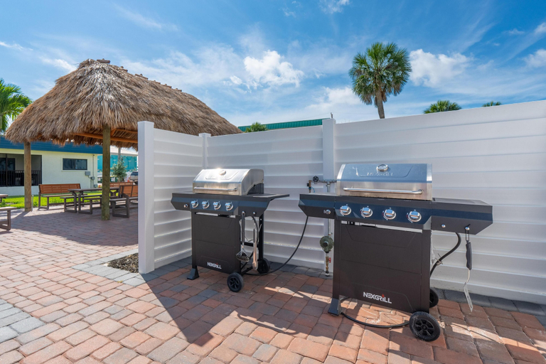 Outdoor dining 2, Sunset Condo #502, Lee