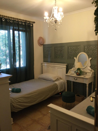 Bedroom 2, Les Menendos, Aude