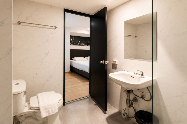 Bathroom 5, The Blocks Hostel Sukhumvit 10, Khlong Toey