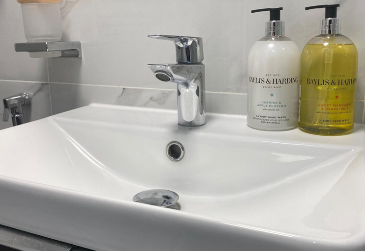 Bathroom 5, Studio, Sleeps 2 Near Northern Line Edgware St, London
