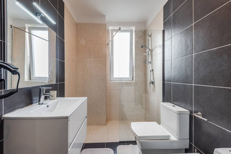 Room 4, Blue Haven Talea Beachfront With Pool Access, Lezhës
