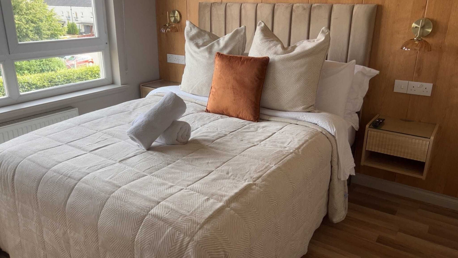 Room 4, Spacious 5BR Townhouse with Free Parking, Glasgow