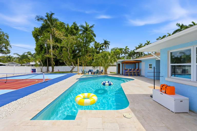 Room 2, Sleeps 10 Pickleball Pool Tiki Bar Games, Manatee