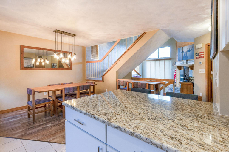 Food & Drinks 5, Seven Springs 2BR Loft Premium Condo, sleeps 11! by RedAwning, Somerset