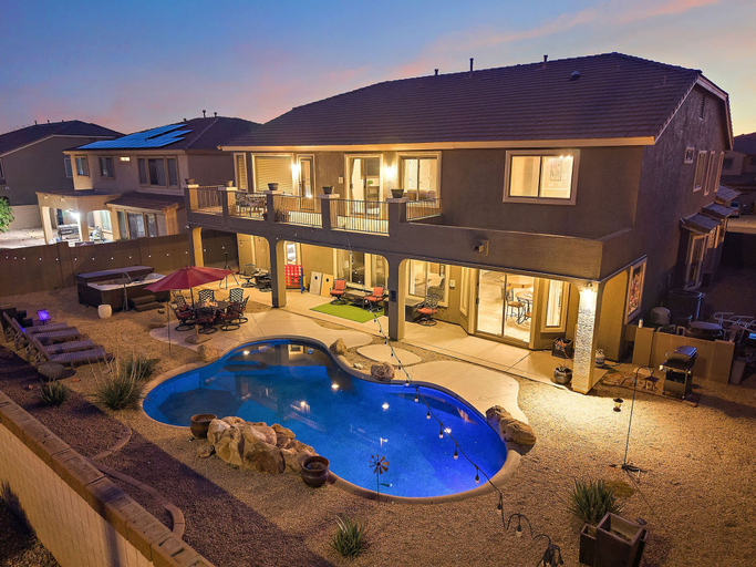 Room 3, Sleeps 14 Pool Spa Fire Pit Billiards EV Plug, Maricopa