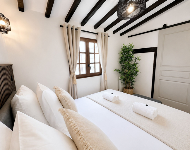 Bedroom 5, 1595 Chapon, Paris