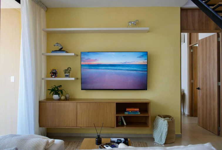 Room 5, Modern Condo in Flamingos - Pool Gym Concierge, Compostela