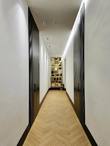 Others 5, Orefici Place, Napoli