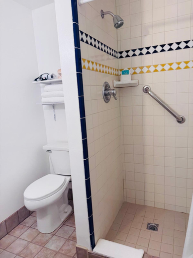 Bathroom 3, GOLDEN WEST MOTEL, Klamath