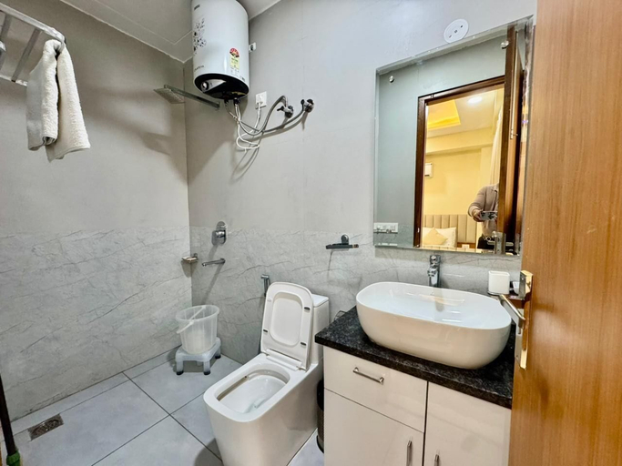 Bathroom 3, Hotel Akshay, Gurgaon