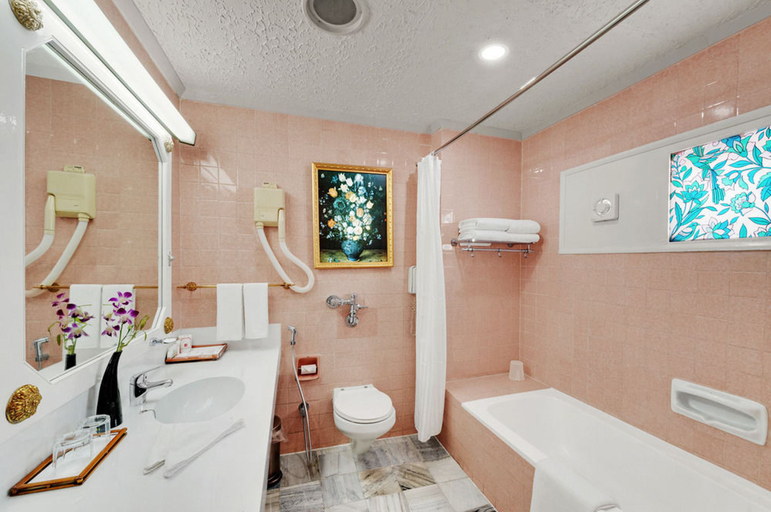 Bathroom 5, Ambassador Pallava Chennai Hotel, Chennai