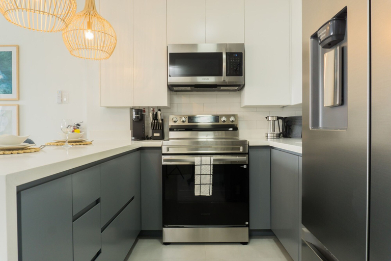 Room 3, 6th-floor High-rise Studio Panoramic Ocean Views Walk to Town