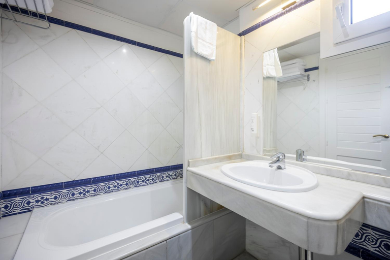 Bathroom 4, Apartamentos Soho Boutique Vistahermosa, Cádiz