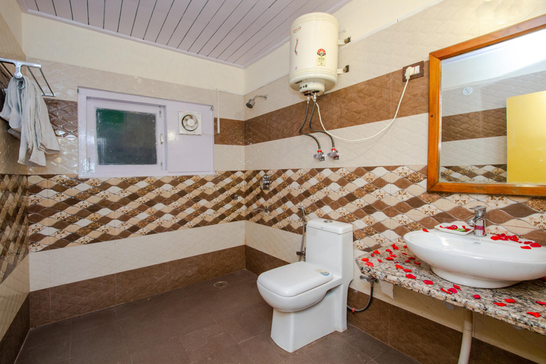 Bathroom, Hotel D' Chalet, Kullu
