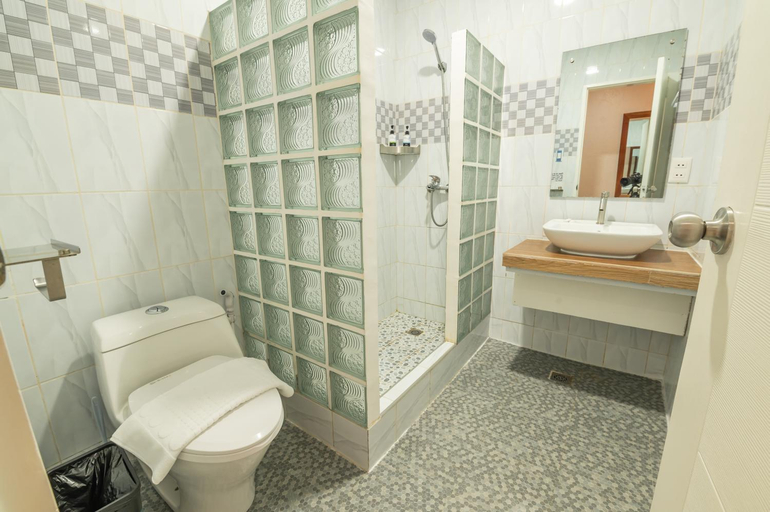 Bathroom 2, Alona Garden Suites, Panglao