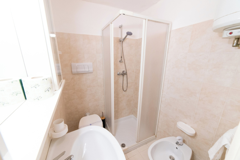 Bathroom 4, Antico Rifugio, Brindisi