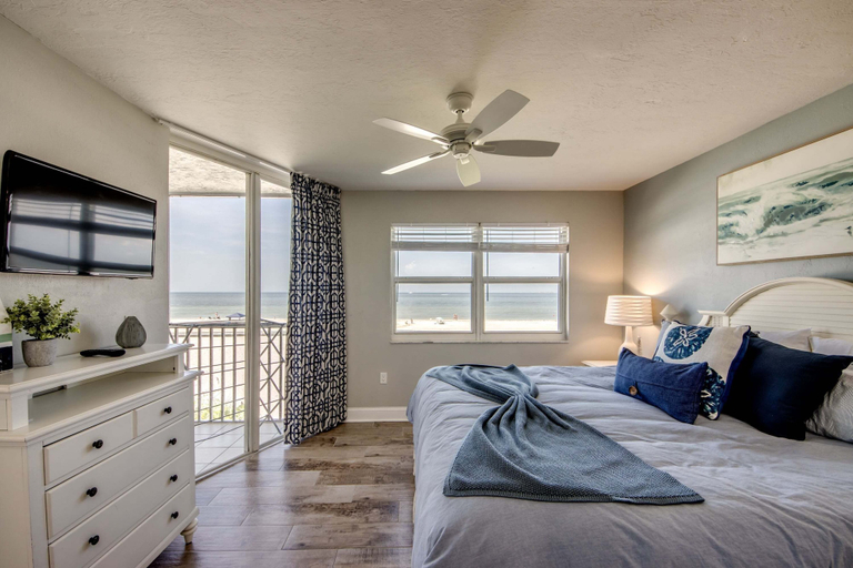 Room 3, Beach Villas 101 Beachfront Condo: Heated Pool, Walk To Dwtn 2 Bedroom Condo, Lee