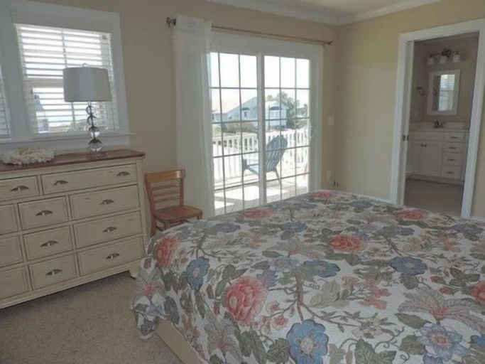 Room 2, Welcome  4 Bedroom Home by RedAwning, Brunswick