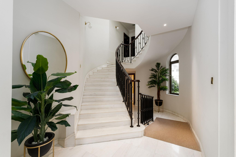 5, Beachfront 6BR Villa w/ Private Pool at the Palm, Dubai
