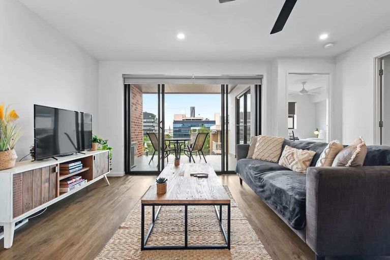 Interior 3, Stylish & Slick! 1bed/1bath/1car ~ Walk to CBD, Spring Hill