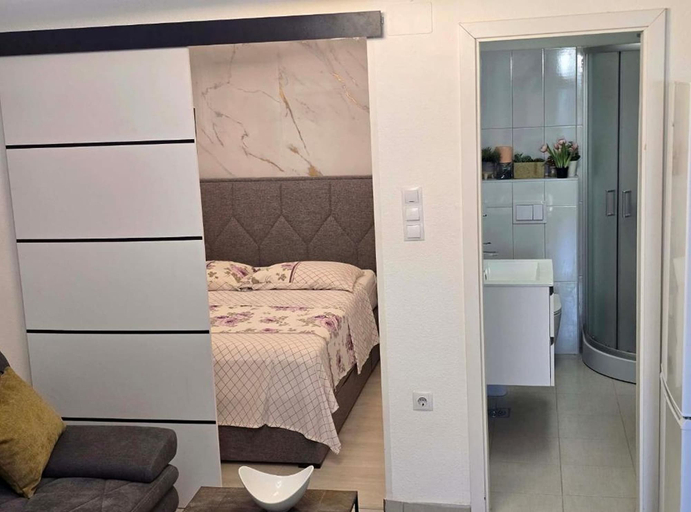 Room 2, Lux Adriatica Apartments, Okrug
