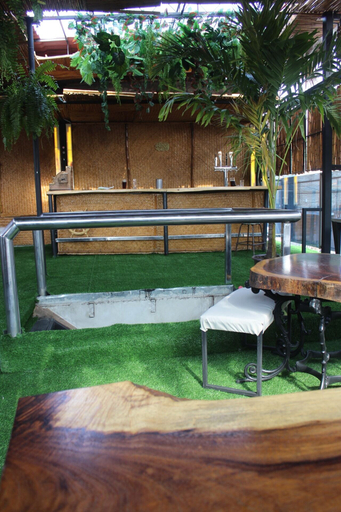 Outdoor dining, Aquí Comes Rico Airport Hostel, Mexico City