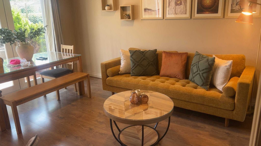 Living area 5, Spacious 5BR Townhouse with Free Parking, Glasgow