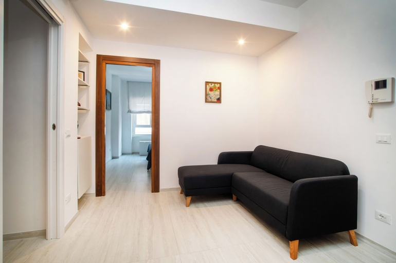 Living area, 3Bed Flat Priv Parking Metro 4min Walk, Roma