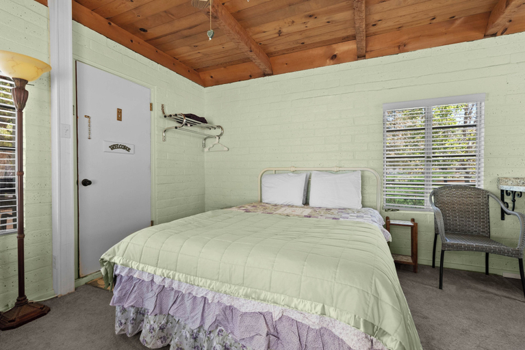 Bedroom 3, Sierra Retreat Motel, Mono