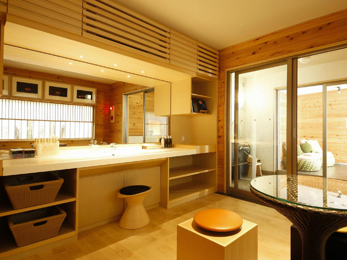 Bathroom, Basaratei, Shima