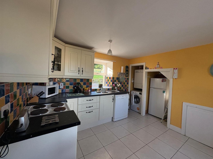 Private kitchen 2, 3-Bed House Sleeps 6 with Garden and Parking