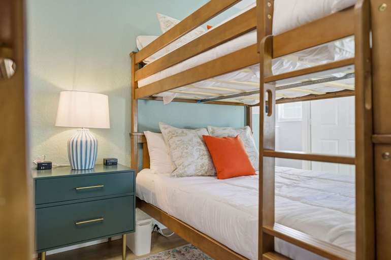 Room 5, Sleeps 16 Golf Simulator Pickleball Pool Spa, Manatee
