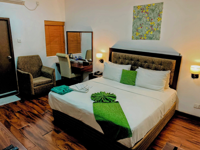 Bedroom 3, Pearl Royal Hotel, Thimbirigasyaya