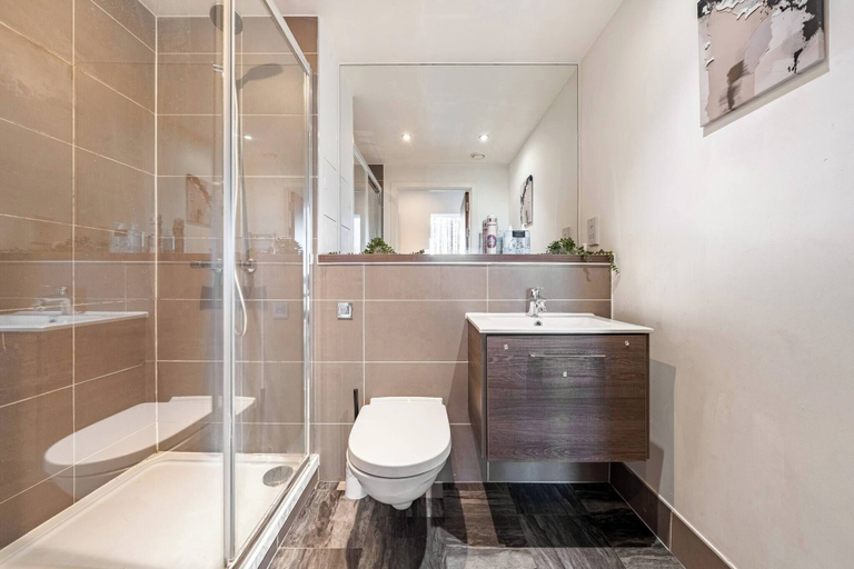 Bathroom, Spacious Wimbledon Flat Walk to Staton Sleeps 4, London