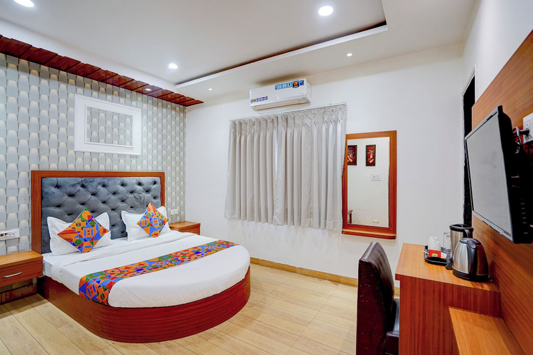 Room 2, FabHotel SV Grand I - 1 KM From Kashi Vishwanath Temple, Varanasi