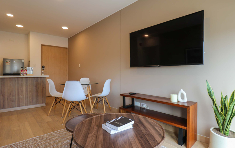 Room 4, w Charming 2BR w Balcony View in Miraflores, Lima