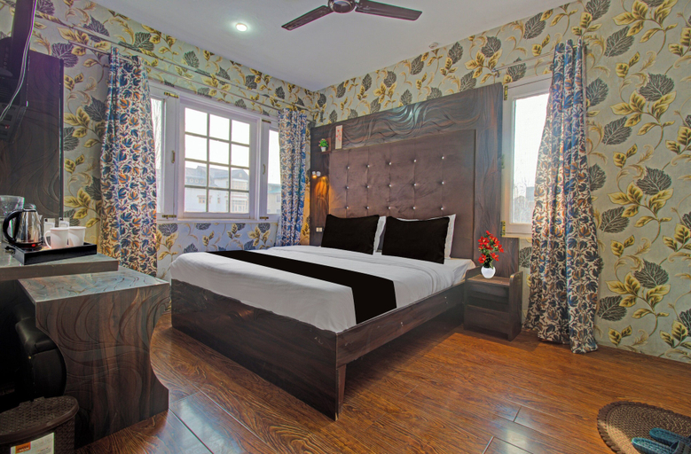 Room 3, Collection O Kursoo Rajbagh, Srinagar
