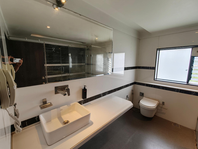 Bathroom 4, The Four Seasons Recreation, Jalgaon