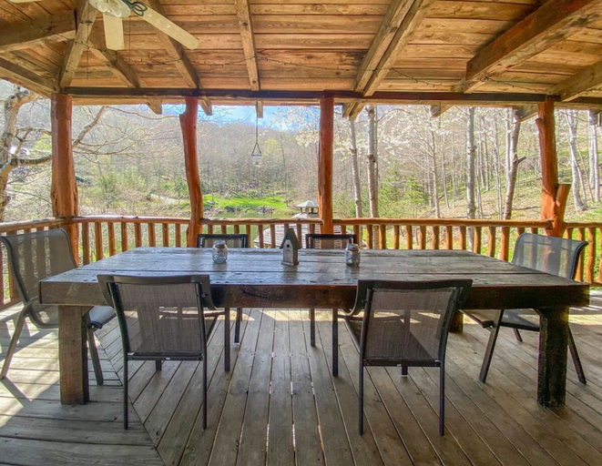 Room 5, 2 Cabins on Private Pond Sleeps 30 Sauna Hot Tub, Madison