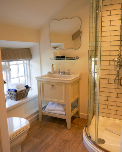 Bathroom 5, The Bluebell, Powys
