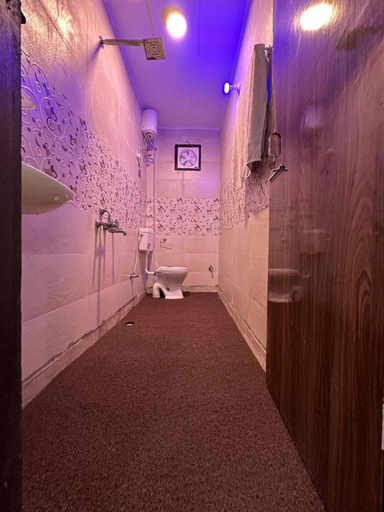 Bathroom 2, Thehrav Apartments , Delhi