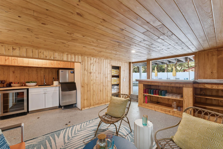 Room 4, Burkes Beach Reserve Golf Sim Pickleball Sleeps 24, Beaufort