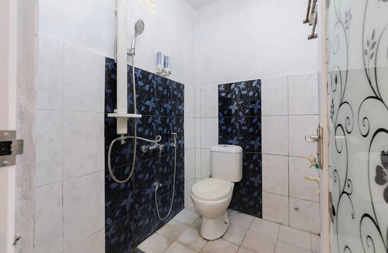 Bathroom, Hotel O near Mall Boemi Kedaton 2, Bandar Lampung